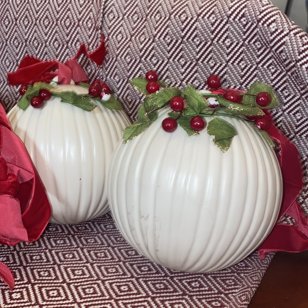 5" SCF vintage white ceramic/porcelain Christmas ball/ornament, sold as each - Picture 5 of 7